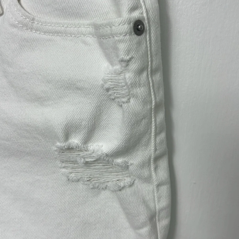 62. Levi distressed Mid Length white Jean shorts,Sz 26, cuffed bottoms, EUC - Picture 5 of 11